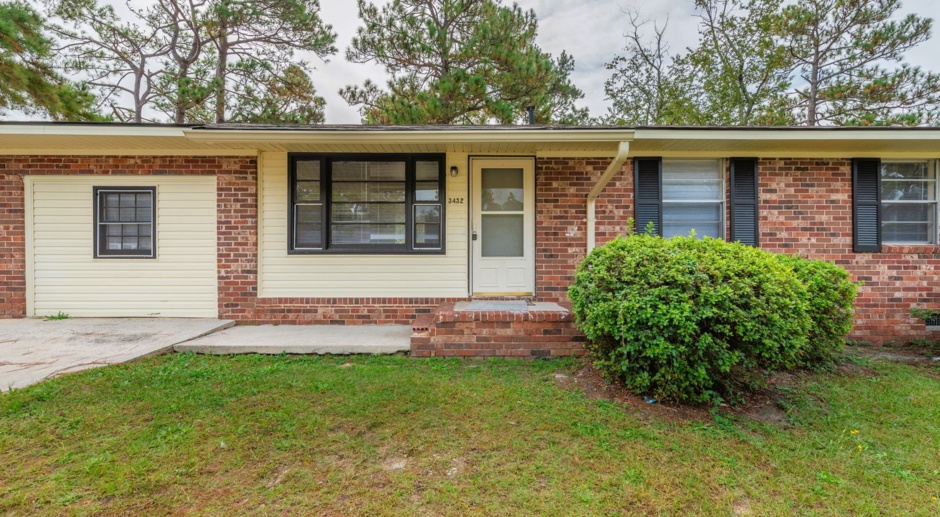 MOVE IN SPECIAL $1,275 - 3 bed/1.5 bath home in Meadowbrook, with WASHER & DRYER connections.