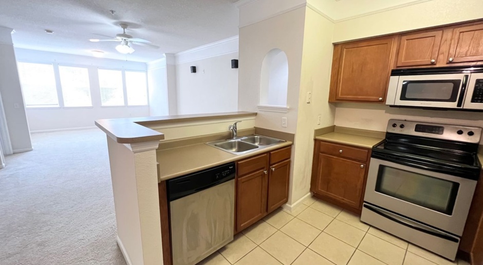 Spacious 1 bedroom condo located minutes from town center in Montreux at Deerwood