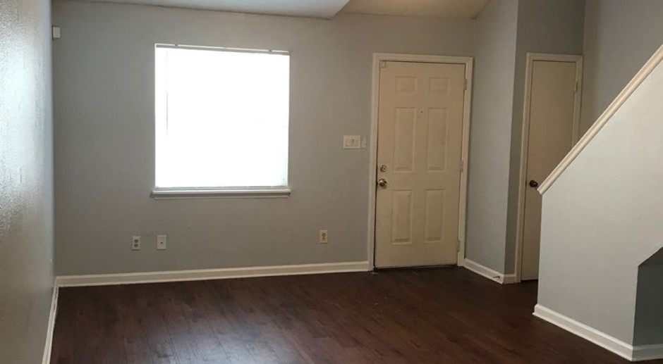 Spacious townhouse that is convenient to campus, shopping, and parks! 