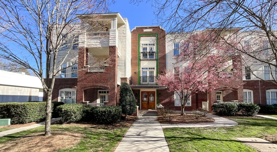 Experience Elevated Living: Stunning Top-Floor End Unit Condo in the Heart of Charlotte. Spacious Primary Suite, Chef's Kitchen, and Covered Balcony Retreat. Convenient Storage Unit and Proximity to Vibrant Elizabeth and Midwood Neighborhoods Await!