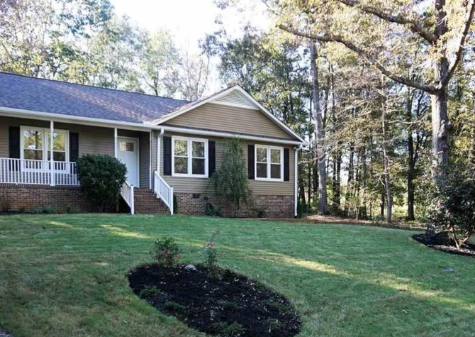 Houses Near Charming 3/2 house in Greer for $1695