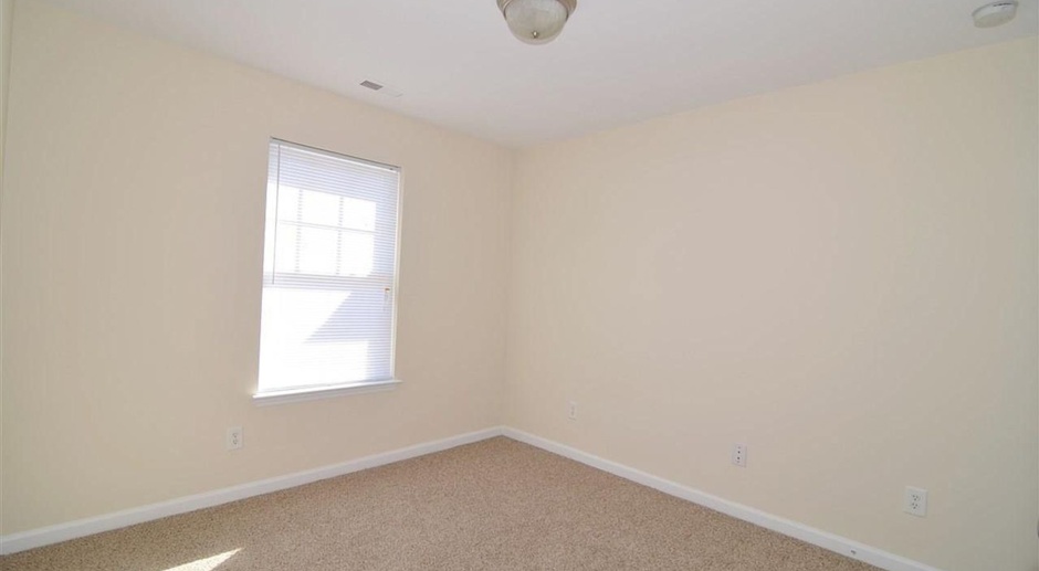 Room in 3 Bedroom Townhome at Hamletville St