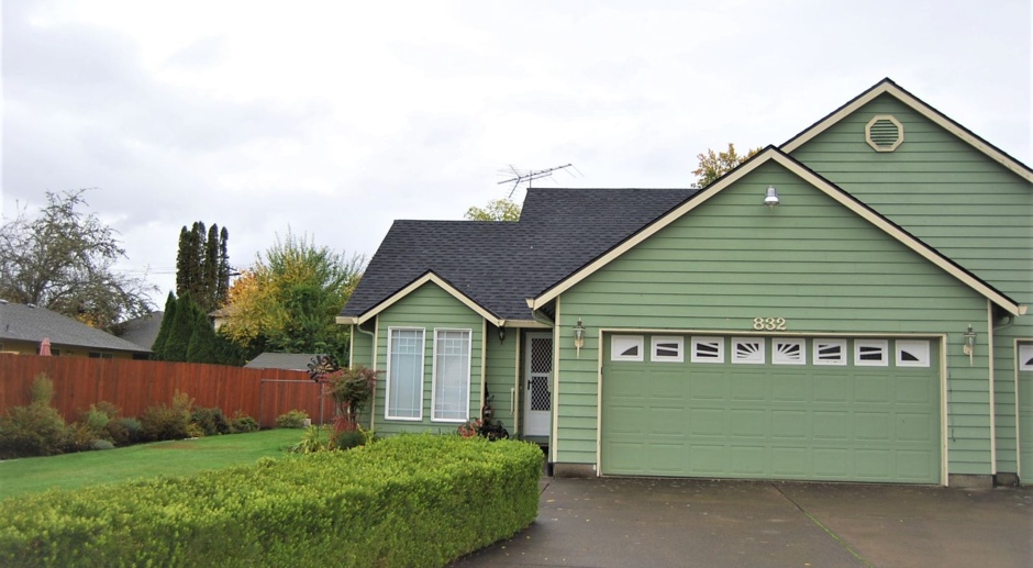 Well maintained 2Bd/2Ba Single Story Duplex McMinnville