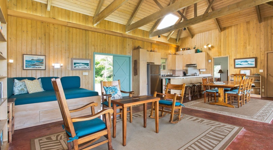 Oceanfront Cottage w/Panoramic Views, Yard, & Private Beach Access. Waipuna