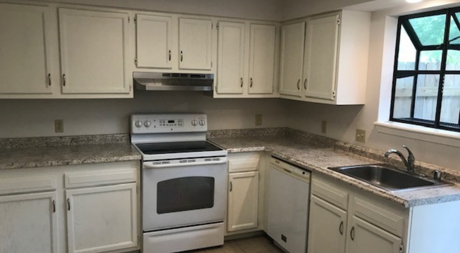 Excellent Town Home Near Campus!