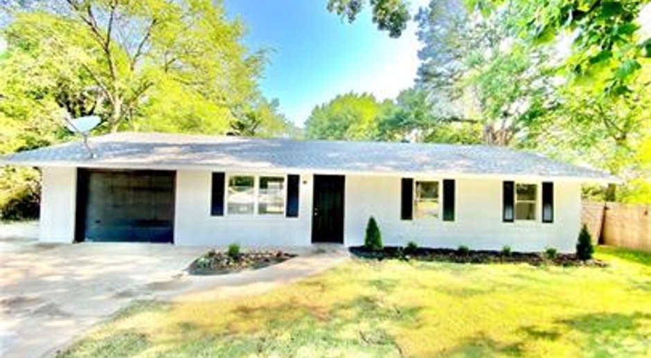 Come check out this wonderful 3 bed/ 1.5 bath home in the heart of Fayetteville! 