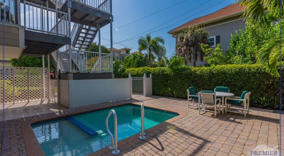 ***DOWNTOWN NAPLES ** 3 BEDS/3BATHS ** VIEWS ** ELEVATOR ** POOL ** WALK TO BEACH AND MUCH MORE***