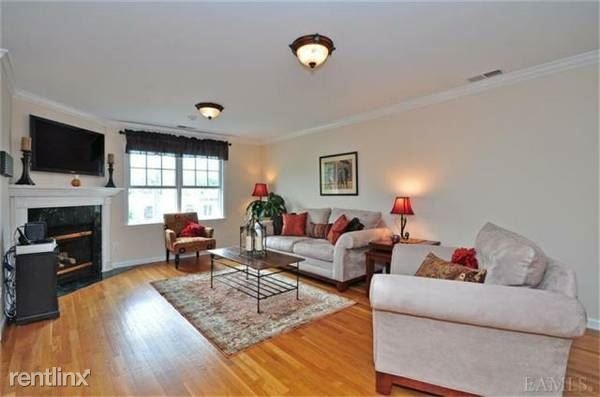 Beautiful 2 Bed 2 Bath Apartment in Walk Up Building - W/D In Unit- 2 Parking - Located in Scarsdale