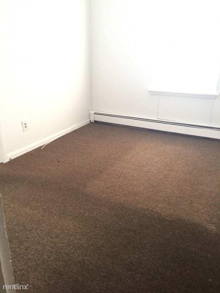 Spacious 1 Bedroom Apt on 3rd Floor of Private Home - H/HW - Parking - Greenwich, CT.