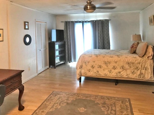 AVAILABLE: MASTER BEDROOM WITH PRIVATE BATH/WALK IN CLOSET IN STUDENT - HOME WITH POOL