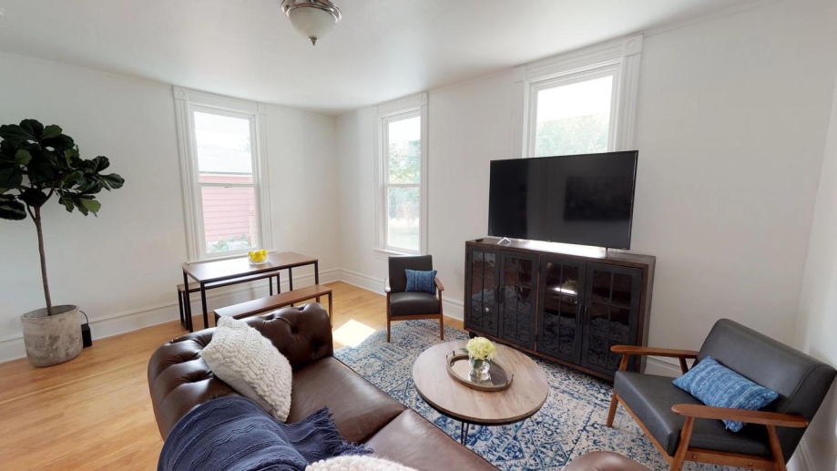 Private Bedroom in Light-Filled Home Between Hawthorne and Division l Pet Friendly