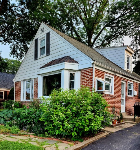 Beautiful Single Family House with Driveway Parking in Drexel Hill Available NOW!