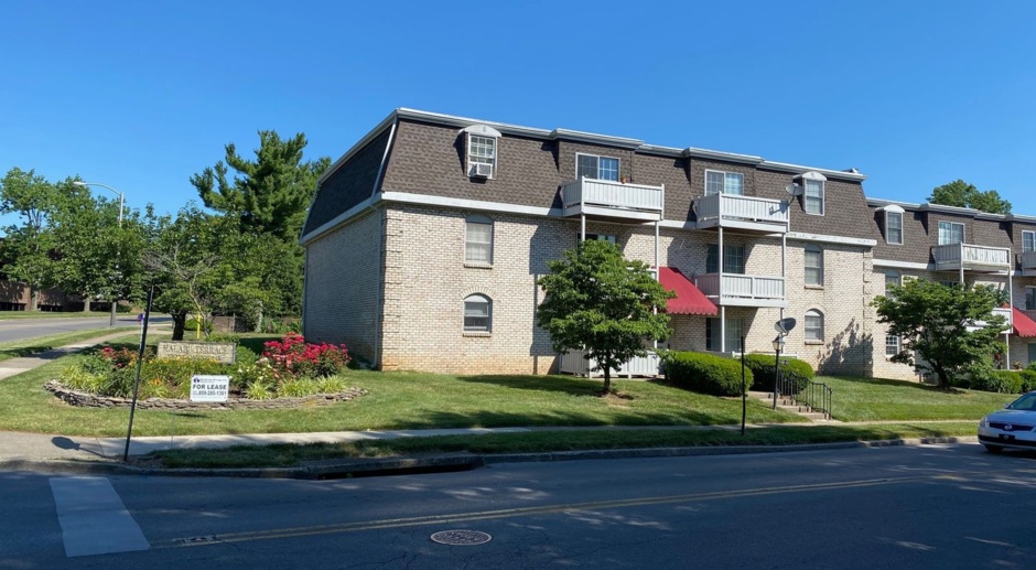 Lovely One BR Condo in Tates Creek! Off Street Parking, Laundry Onsite, Great Location!