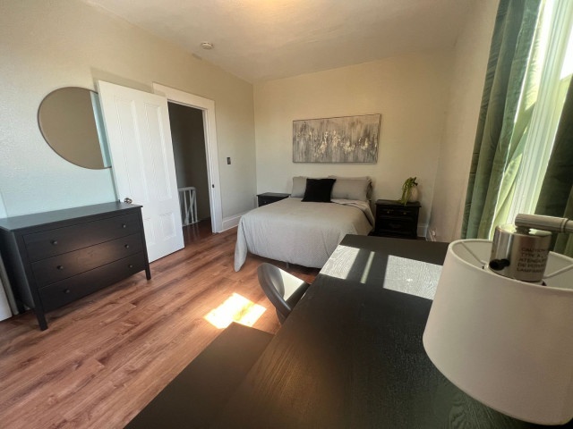 FURNISHED PRIVATE BEDROOM W/SHARED BATHROOMS & COMMON AREAS FOR RENT in W. Oakland!