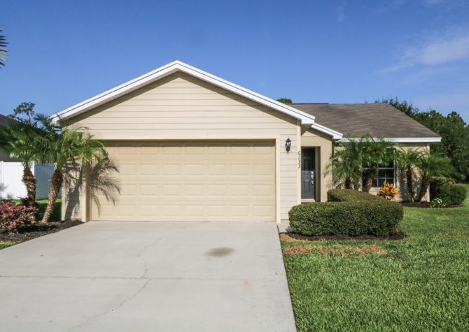 Houses Near Zephyrhills pond front beauty read to rent!!!
