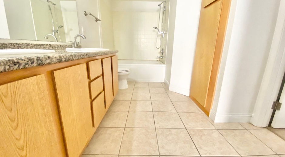 ADORABLE 1 BEDROOM /1 FULL BATH LOCATED IN A GATED COMMUNITY