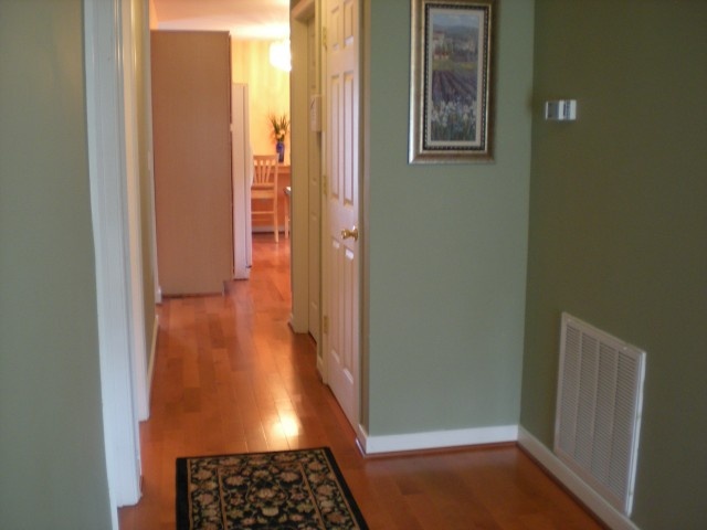 Master bedroom w/your own full bath and walk-in closet in a beautiful house,1.7mi. to W&M!