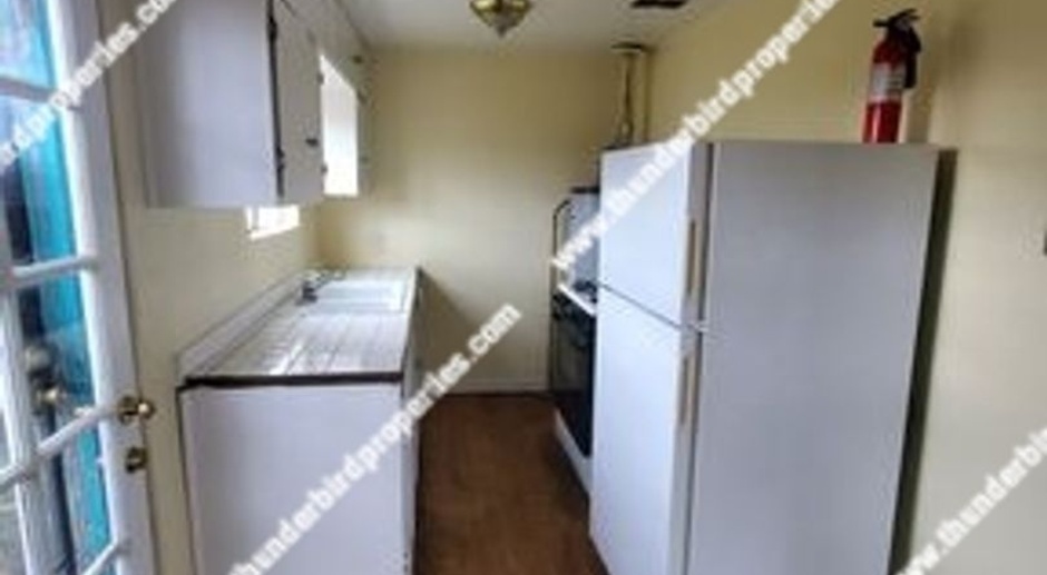 Cute 1 bedroom with private yard near CNM!