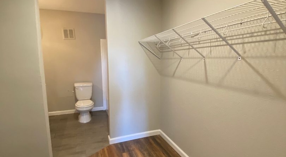 Renovated 2 BR, 2 BA Apartment, Easy Access to I24 & 15 Mins. to Downtown Nashville