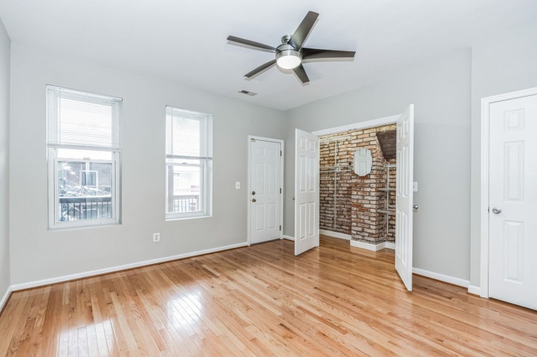  Magnificent 4bd/3.5 ba 3-story brick colonial Townhouse!