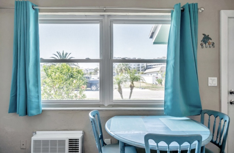 Furnished Duplex- 1 bedroom + 1 bath plus bonus Florida room
