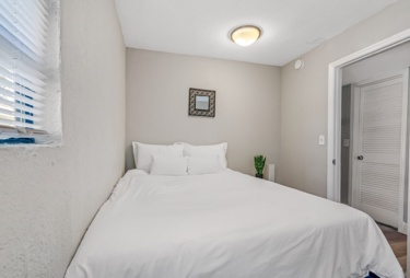 Room for Rent - **NEW LISTING** Amazing NEW PadSplit with Modern Features, Upgraded Appliances, Close to North Tampa, TampaZoo and everything Sulphur Springs has to offer! Quickly jump on transit, and come meet your new PadMates!