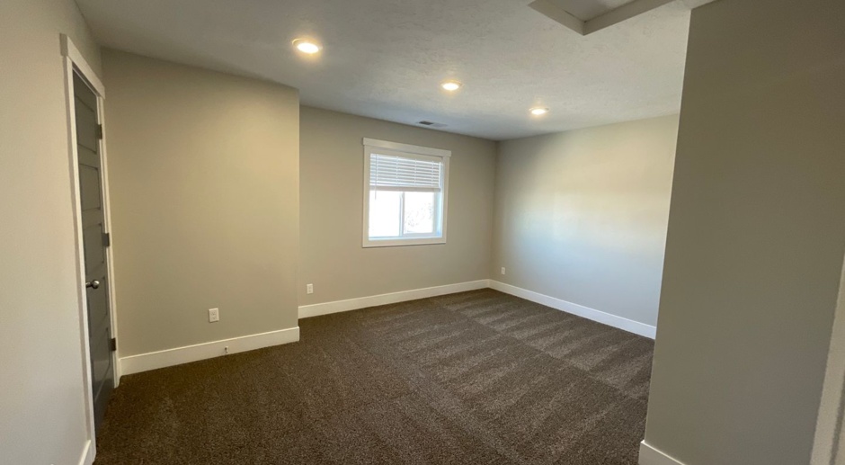 Modern Luxury Steps from NNU: Spacious 3 Bed, 2 Bath Townhome with Garage!