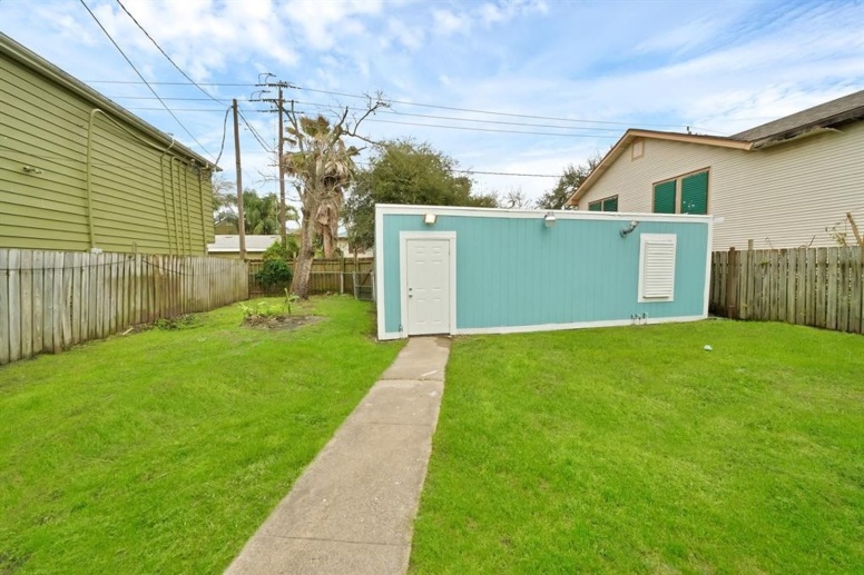  2 Bedr/ 2 full bath Beautiful Home in Galveston just remodeled. 