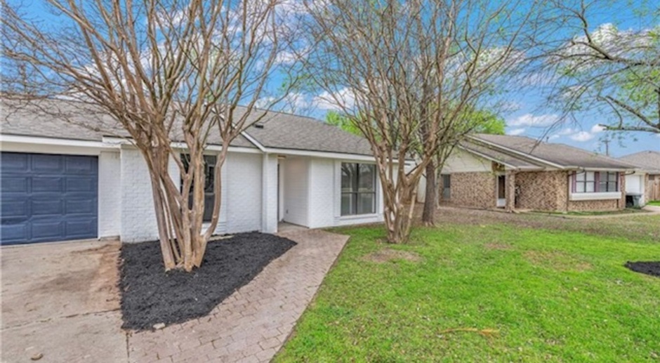 College Station - 3 bedroom - 2 bath house with garage and fenced back yard. 