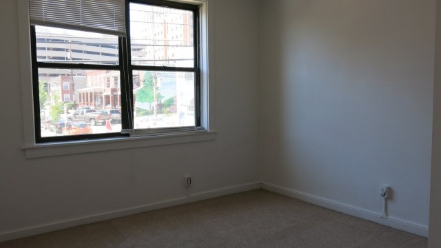 Avail 8/1 S. Oakland!, Updated Kit w/DW! AC! Laundry on-site!