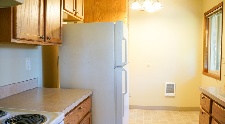 Great 2 Bed w/Hardwoods, Fireplace, Washer/Dryer, & Parking Ready Now!