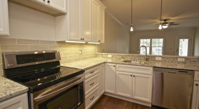 $800/Month + Utilities / PRIVATE ROOM – MODERN APARTMENT IN WEST ASHLEY OFF OF FOLLY ROAD
