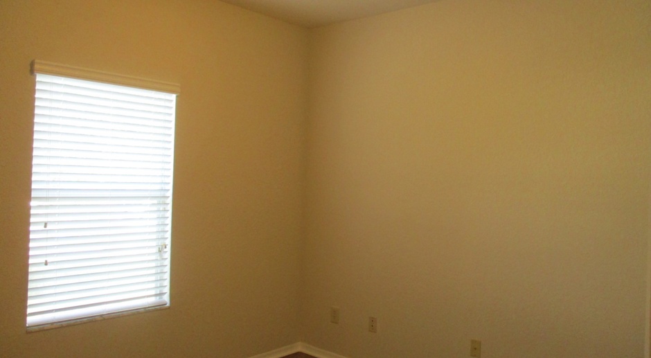 MOVE IN SPECIAL! Upgraded 3BR/2BA Altamonte Springs Condo with Wood Flooring and Den!