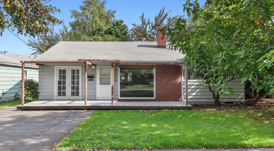 Wonderful 3 Bedroom Bungalow in St Johns with Large Backyard!