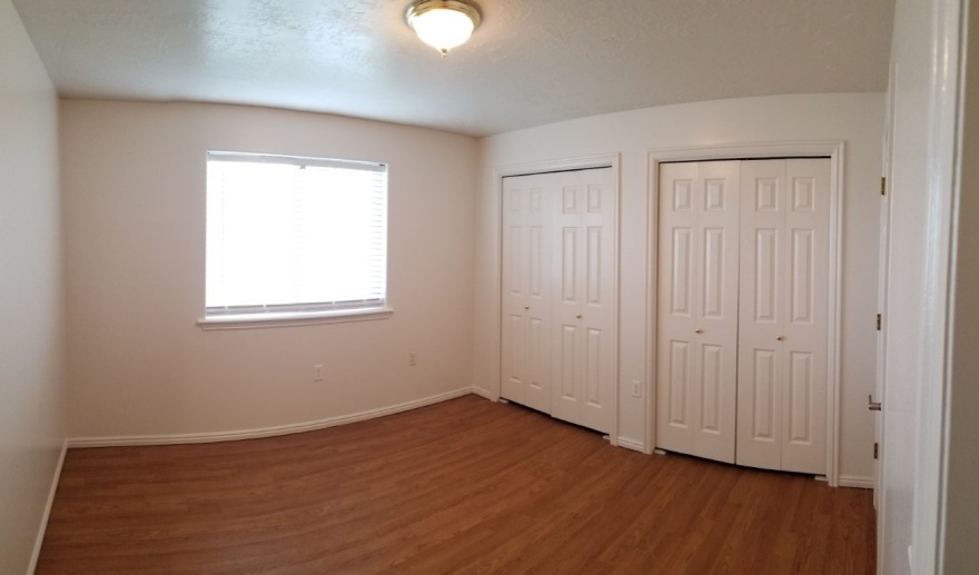 2 bed, 1 bath Condo @ Continental Park w/ student discount!  Available March 18!