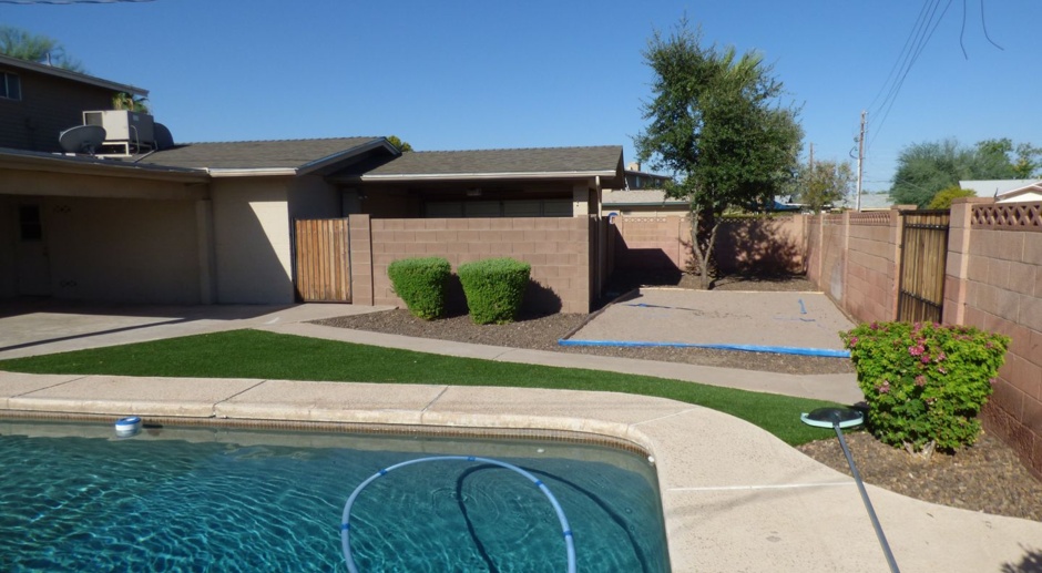 6 Bedroom! 4 1/2 BATHS!  ASU! Diving Pool! Less than 1 mile to campus