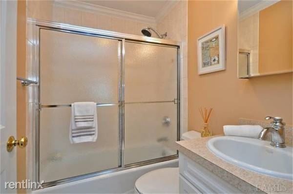 Beautiful 2 Bed 2 Bath Apartment in Walk Up Building - W/D In Unit- 2 Parking - Located in Scarsdale