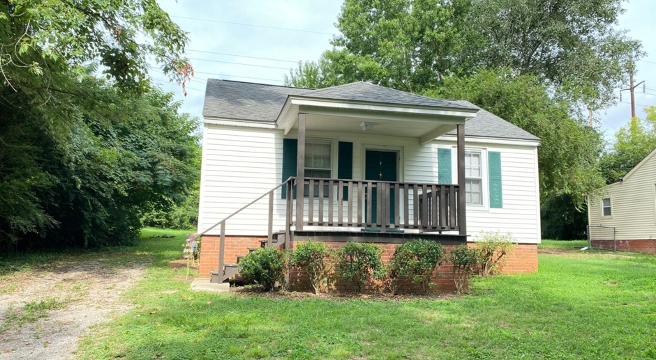 Great location 2 bedroom 1 bath home near APSU and Downtown!