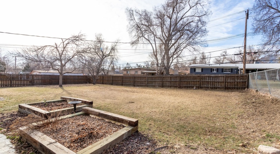 Charming Westside 3-Bed, 2-Bath Ranch-Style Retreat !!!