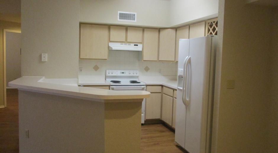 Upgraded 3BR/2BA Altamonte Springs Condo with Wood Flooring and Den!