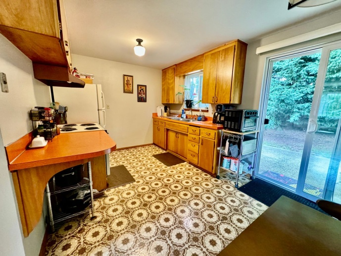 SeaTac Rambler 3 bedroom, 2 bath. Conveniently located. Close to the airport, retail and restaurants.