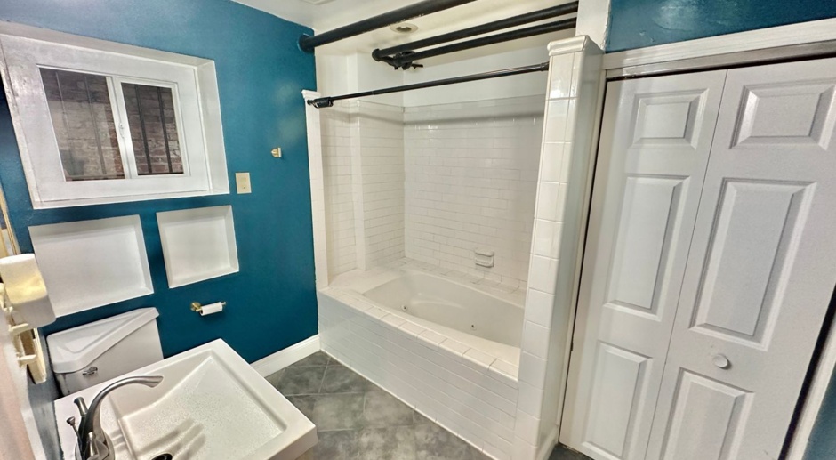 Charming Capitol Hill 1 Bedroom in Eastern Market w/Private Patio. 