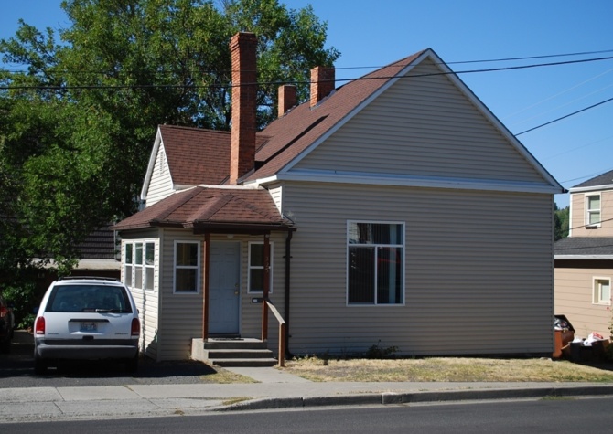 Houses Near 325 NE Whitman St