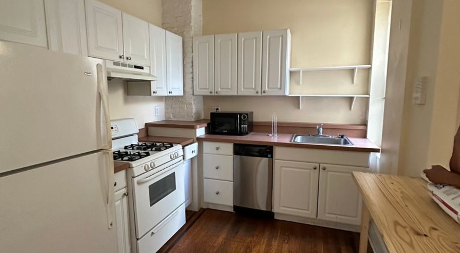  Spacious 1 Bedroom Apartment in Queen Village - Perfect Blend of Comfort and Location