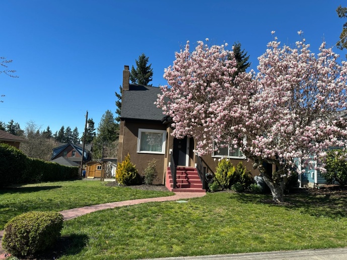 Charming 4-bed, 1.5 bath Crafsman in North Seattle! 