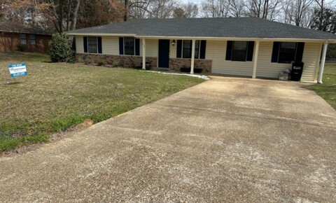 Houses Near Columbus 4 bed 2.5 bath with fenced yard... Pets welcome  for Columbus Students in Columbus, MS