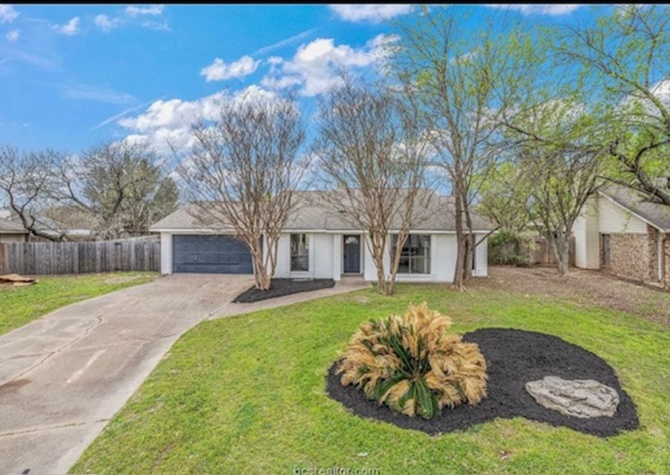 Houses Near College Station - 3 bedroom - 2 bath house with garage and fenced back yard. 
