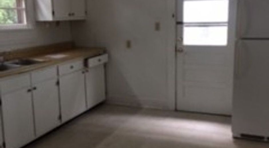 1 bed, 1 bath duplex located near downtown Bloomington: Spring Reduction for August 2024 Move-Ins!