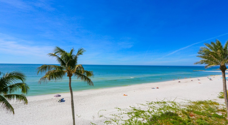 ** CARRIAGE CLUB PRIVATE CONDO ON THE BEACH WITH DIRECT VIEWS OF GULF OF MEXICO ** BEACH AND SUNSET VIEWS FROM ALL ROOMS ** MOORINGS ** 2/2 EN SUITE BEDROOMS AND BATHS **