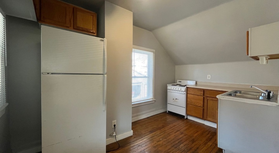 This upper level 2 bdrm duplex won't last long, so come take a look! 